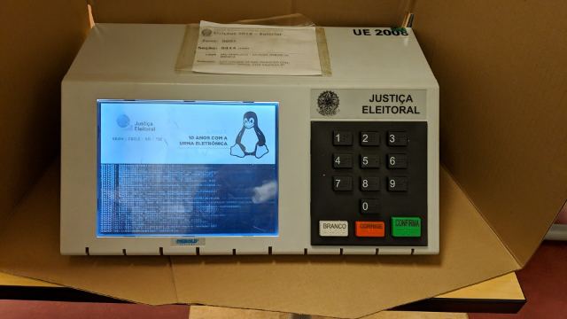 Foto ilustrativa: Urna eletrônica brasileira sendo inicializada
