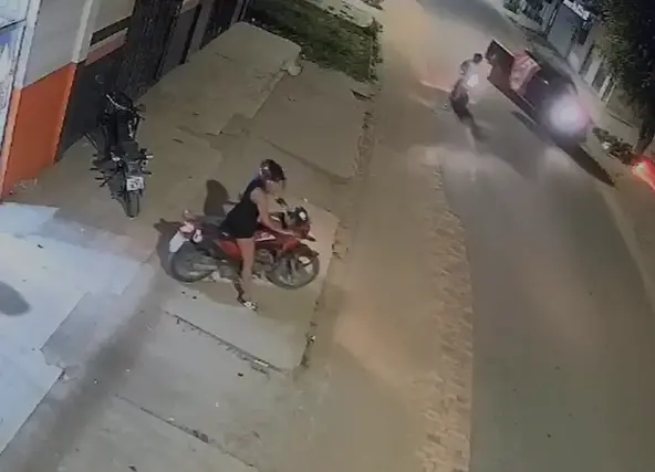 Motociclista é socorrida após batida com caminhonete em Tarauacá