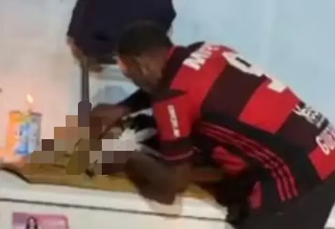 Homem organiza velório com velas para cão atropelado em Rio Branco